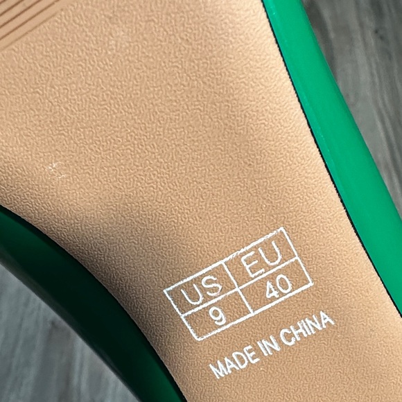 Chic Green Women's Heels with Gold Accent - Picture 5 of 5